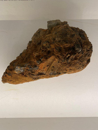 Obus, Crypte archéologique de l'île de la Cité à Paris, exposition Dans la Seine, parvis Notre-Dame de Paris