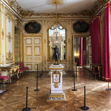 Statue équestre de Louis XV en bronze dans le Cabinet de la Pendule de Versailles -réduction de la statue du Roi réalisée par Edme Bouchardon et qui devait trôner au centre de la place Louis XV