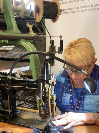 Renée Pierrad rebrodeuse Musée des dentelles et broderies de Caudery