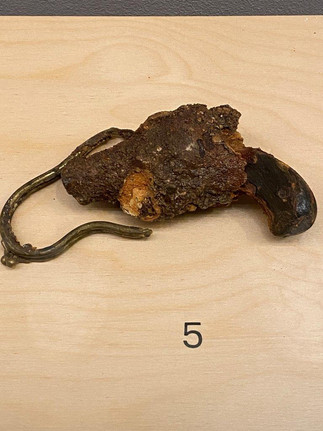 Pistolet milieu du 19e siècle, Crypte archéologique de l'île de la Cité à Paris, exposition Dans la Seine, parvis Notre-Dame de Paris