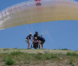 Parapente-handi-fauteuil-départ-scaled.jpg