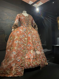 Robe à la française 1755-65 Mode en Mouvement Galliera