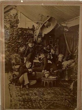 Petit Palais Sarah Bernhardt - Tableaux vivants dans l'atelier de SB avec Louise Abbéma, Madame Guérard et georges Clairin en 1875