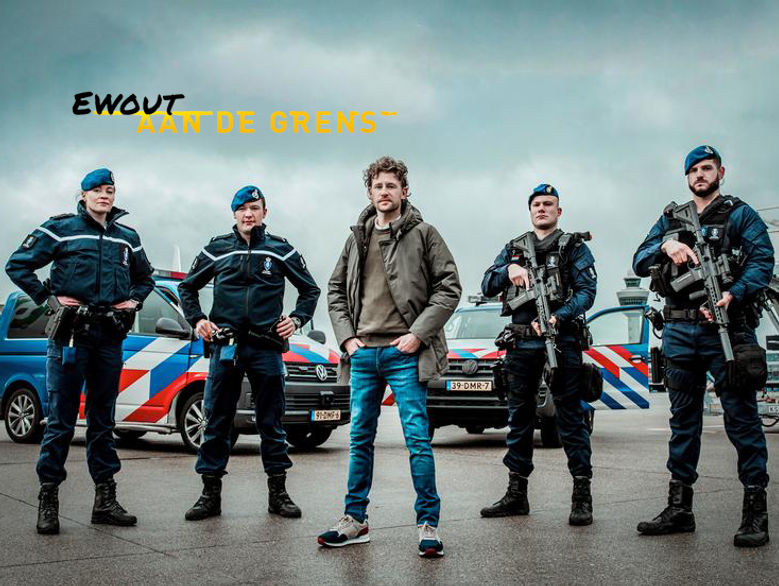 Duik in de actie met “Ewout Aan De Grens”, een realityserie die je meeneemt naar de frontlinies van de Koninklijke Marechaussee. Presentator Ewout Genemans onthult de intense en vaak gevaarlijke wereld van deze elite-eenheid. Van spectaculaire drugsvangsten op vliegveld Maastricht tot de jacht op criminelen op Curaçao, elke aflevering is een avontuur op zich. Kijk mee hoe de Marechaussee alles op alles zet om de veiligheid te waarborgen, met actie die je op het puntje van je stoel houdt.