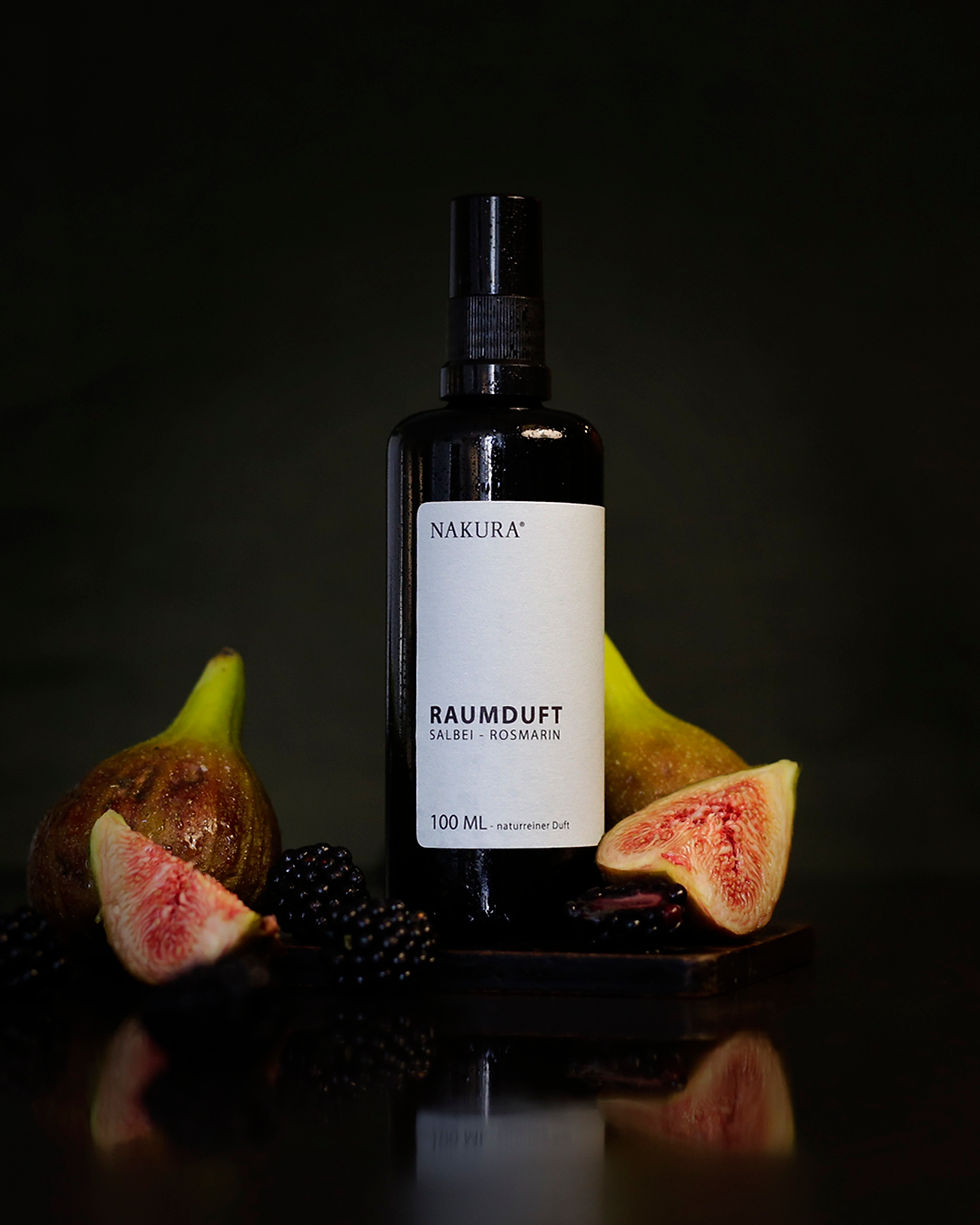 NAKURA Duftspray Salbei-Rosmarin, arrangiert mit frischen Feigen, kombiniert den belebenden Kräuterduft mit natürlichen, fruchtigen Akzenten für eine harmonische Raumatmosphäre.