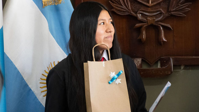 Una joven premiada: Valentina Clemente recibe homenaje tras triunfo en las Olimpiadas de Geografía