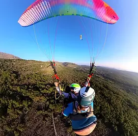 initiation au pilotage pendant un baptême parapente Saint-Vallier-de-Thiey