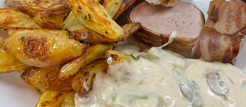 Schweinefilet im Speckmantel mit Rosmarinkartöffelchen an einer Spargel-Estragon-Sauce