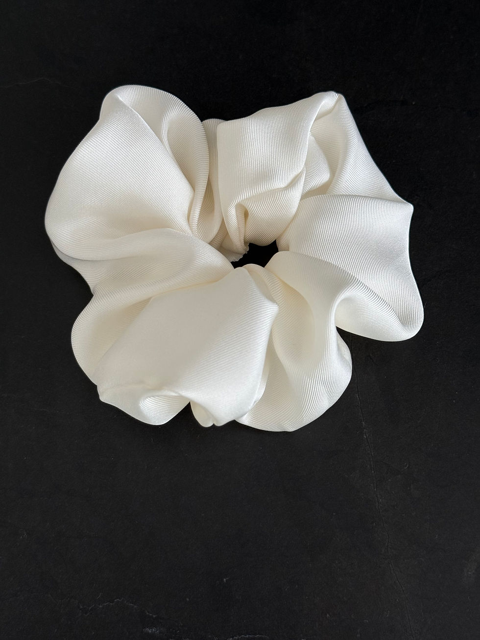 Miniaturbild: Ivory Silk Scrunchie with Pearls