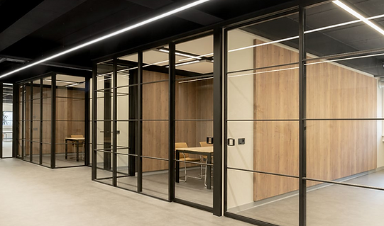 Lofttüren aus Stahl und Glas als moderne Raumtrennung für Büro- und Arbeitsräume