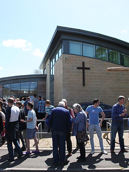 queueing for hog roast 2.JPG
