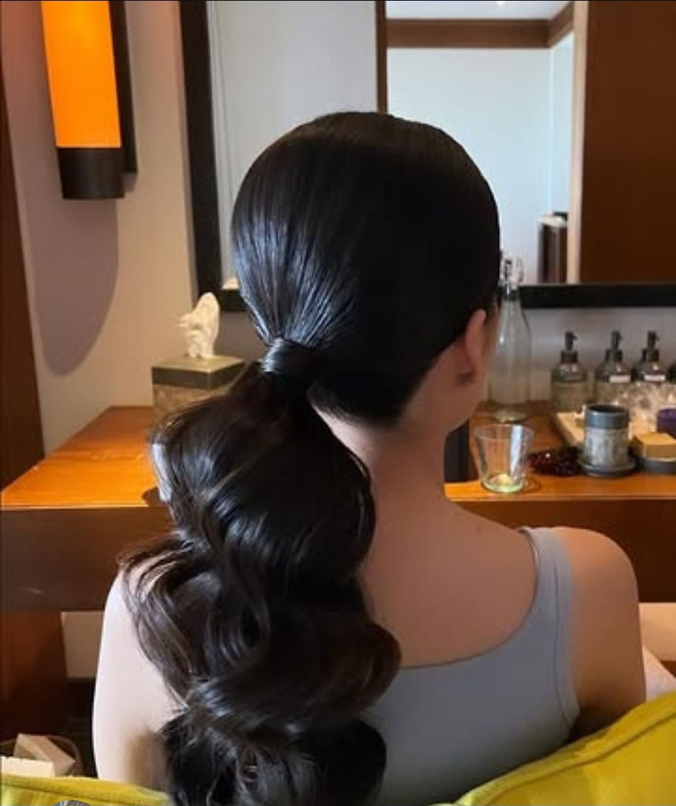 Sleek, wavy ponytail on a woman
