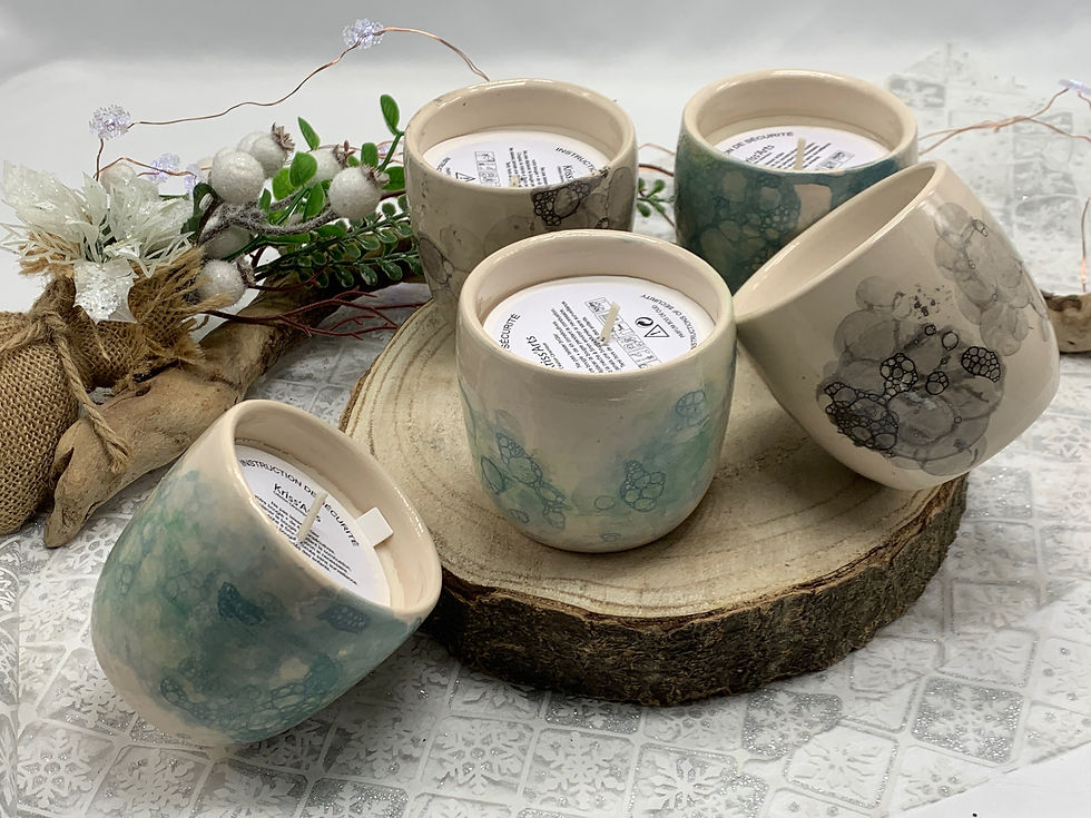 Thumbnail: Bougie  "Cashmire"/ faïence blanche-décor bulles noires