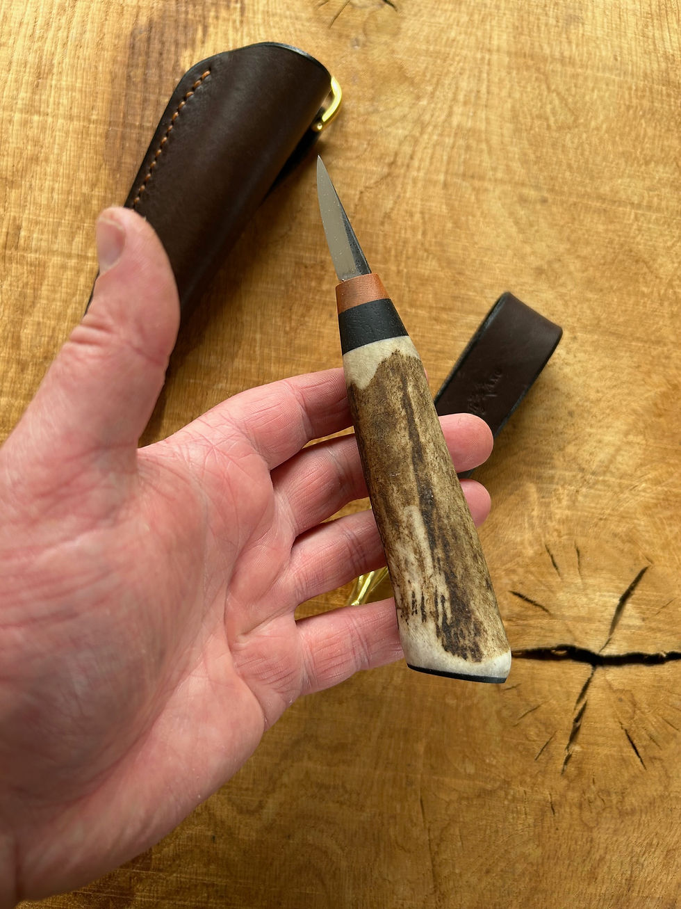 Thumbnail: Red stag carver