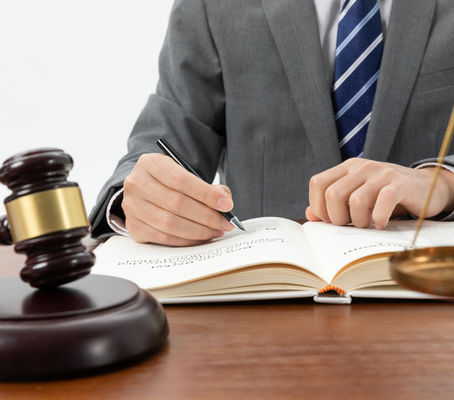 Difference Between a Lawyer & Legal Consultant