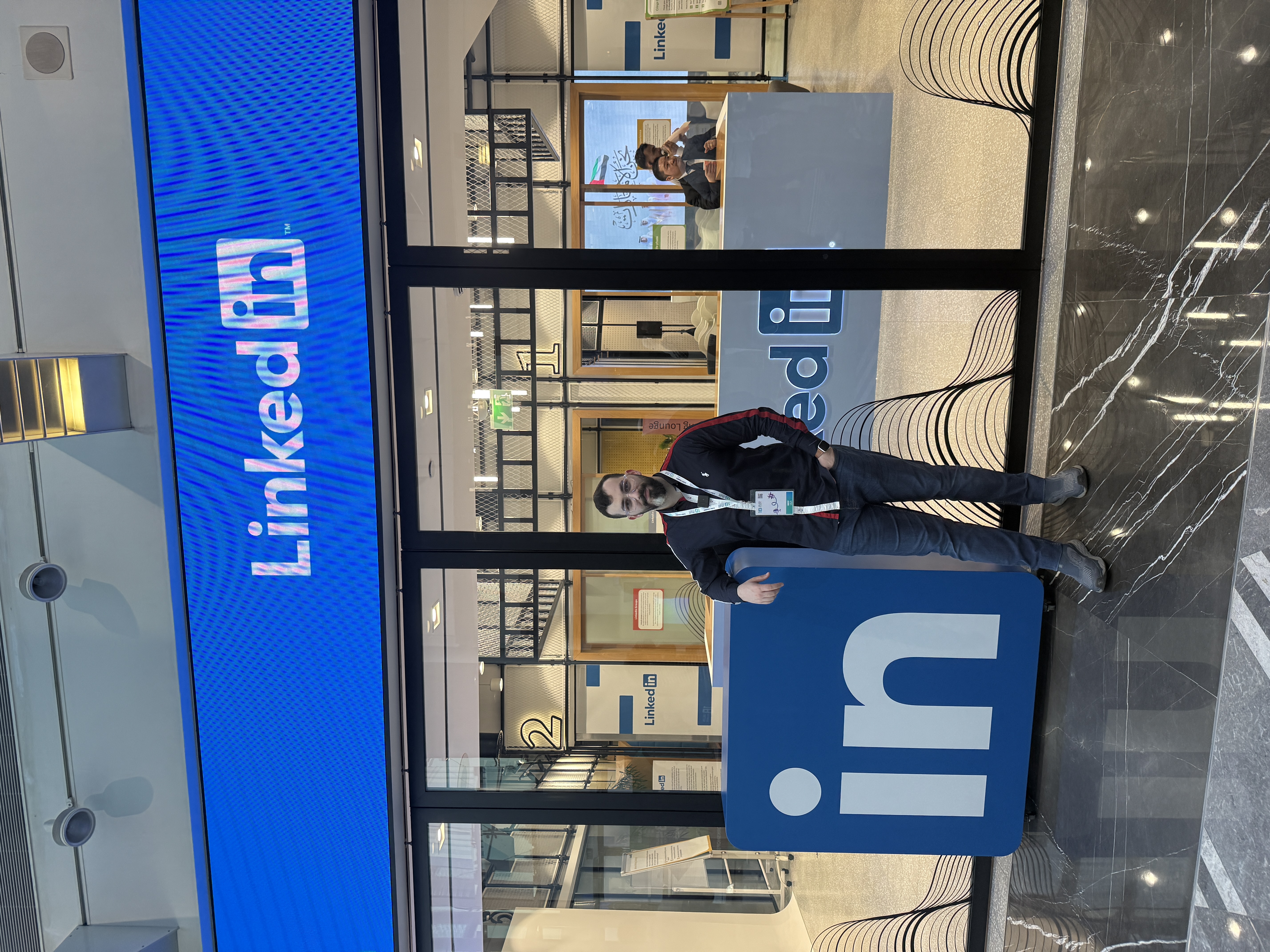 من التعقيد إلى البساطة: كيف غيّرت الحياة أسلوبي في الكتابة