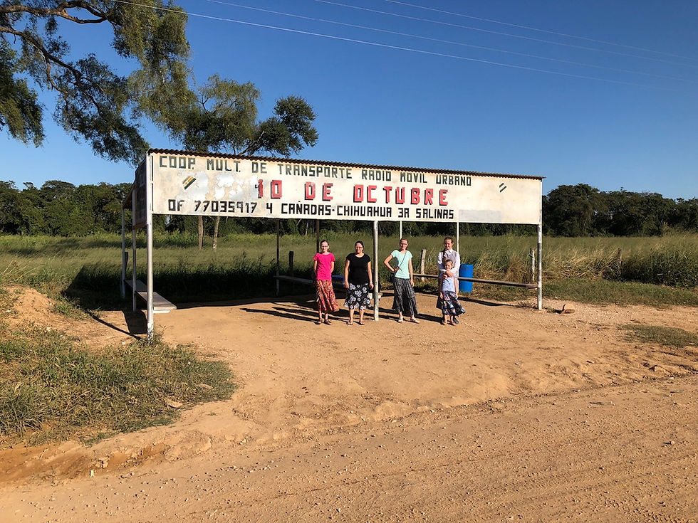 Bushaltestelle an einer mennonitischen Kolonie