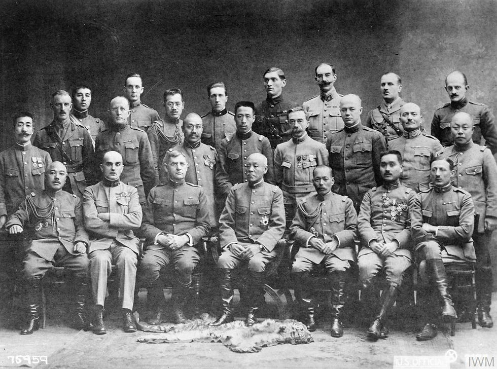 Offiziere der alliierten Militärmission in Wladiwostok, 1918. Die beteiligten Staaten unterstützten den Kampf gegen die Bolschewiki, verfolgten in Sibirien jedoch teilweise sehr unterschiedliche Interessen.