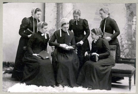 Mennonitische Frauen der Prairie Street Mennonite Church in Elkhart zeigen im Jahr 1903 die damals übliche schlichte Kleidung. Das Bild veranschaulicht das mennonitische Umfeld, in dem das Elkhart Institute entstand.