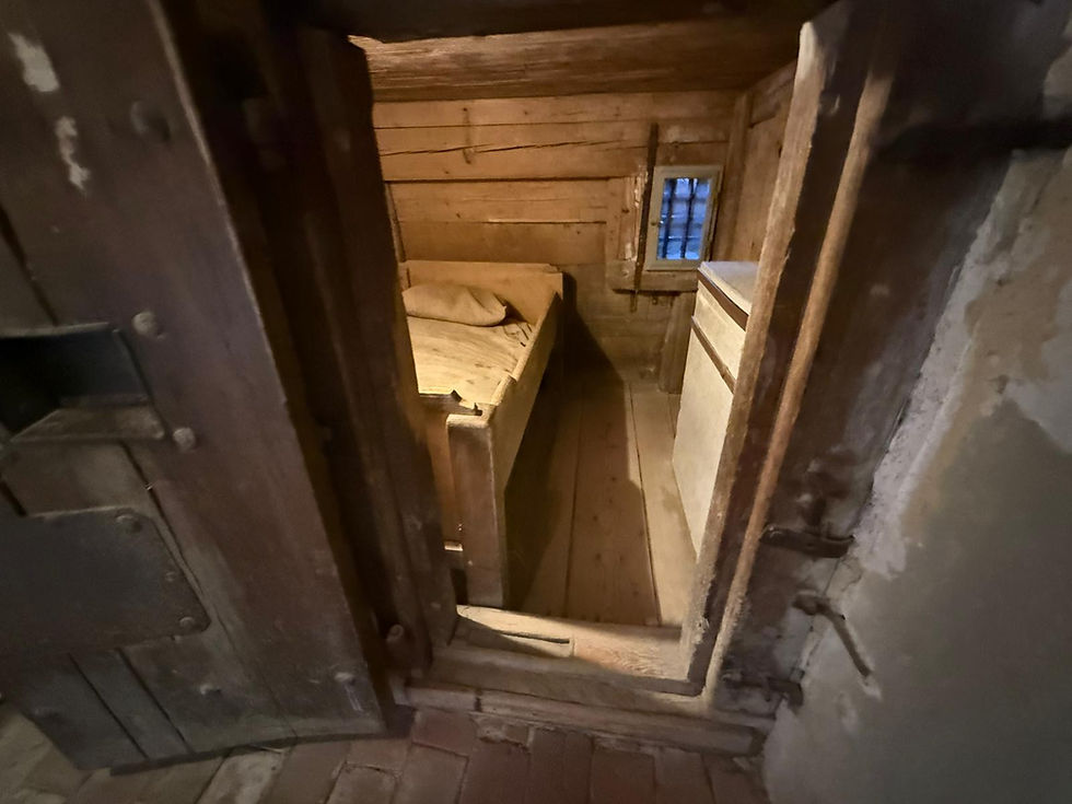 Gefängniszelle im Schloss Trachselwald. In solchen engen Zellen wurden während der Täuferverfolgungen im bernischen Gebiet Männer und Frauen wegen ihres Glaubens festgehalten. Auch Hans Haslibacher war 1571 im Schloss Trachselwald inhaftiert, bevor er nach Bern überführt und dort am 20. Oktober hingerichtet wurde.