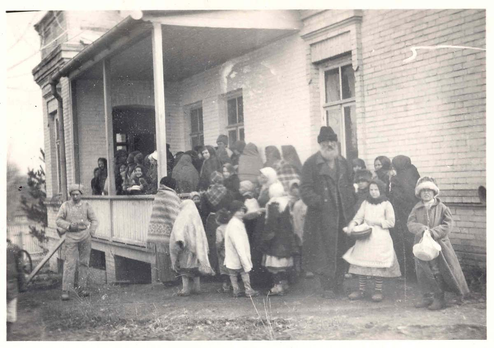 In den Speiseküchen der amerikanischen mennonitischen Hilfe erhielten hungernde Menschen in der Ukraine Nahrung. Die Hilfe galt auch Bedürftigen außerhalb der mennonitischen Gemeinden.