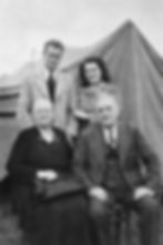 Peter Dyck mit Frau Elfrieda und weiteren MCC Mitarbeitern im Zeltlager in Buenos Aires