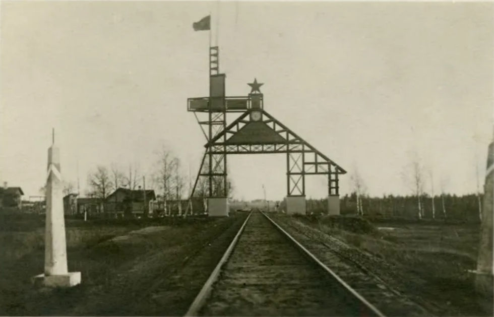 Das "Rote Tor" durch welches die Mennoniten am 25. November 1929 in die Freiheit fuhren