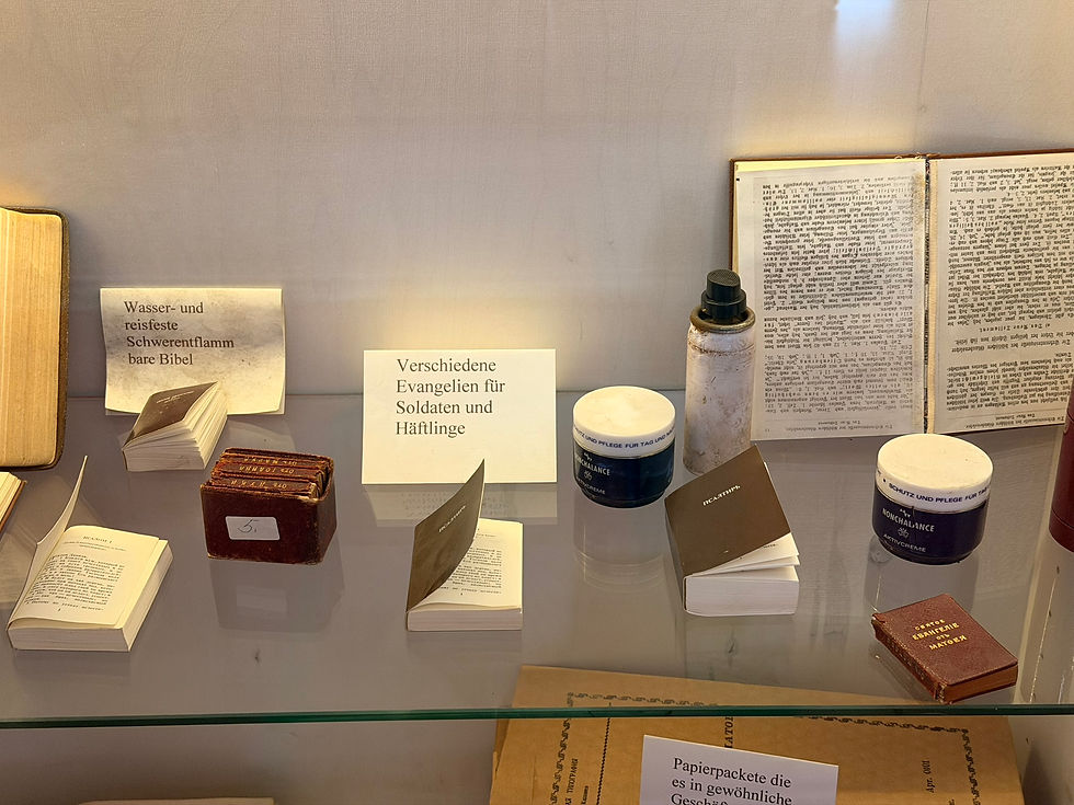 Verschiedene Evangelien, die an Soldaten und Gefangene weitergegeben wurden. Das Besondere an diesen kleinen Büchern war, dass sie aus einem wasserfesten Papier hergestellt waren.