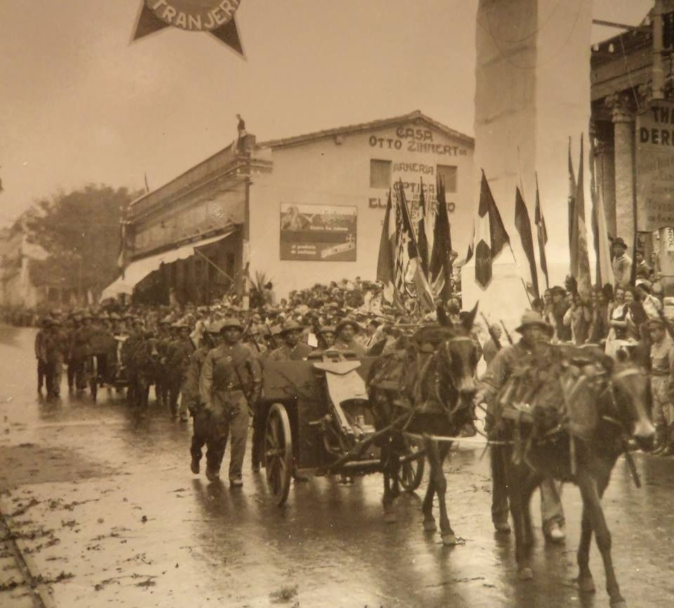 Militärparade des paraguayischen Militärs während des Chacokrieges