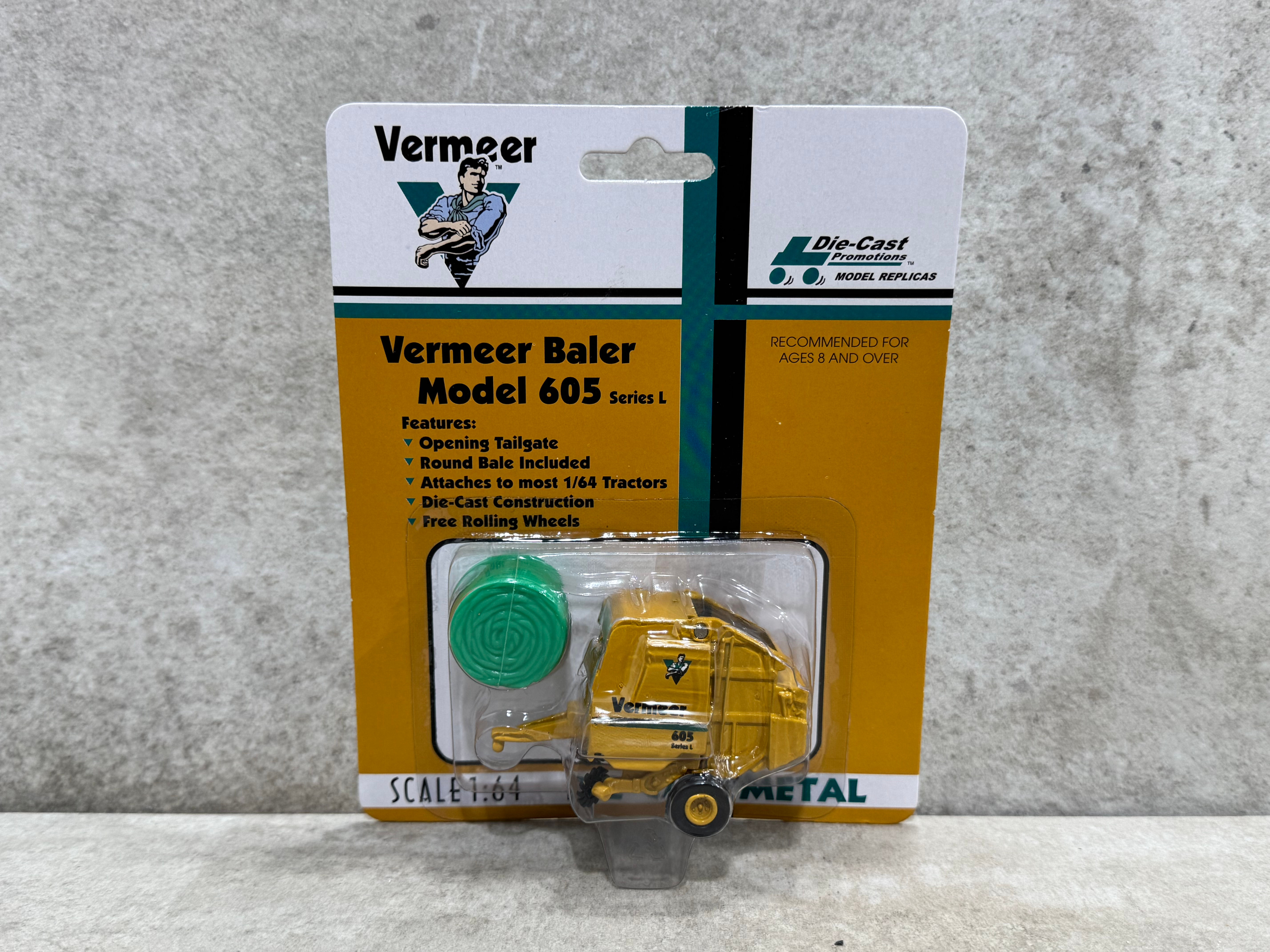 1/64 Vermeer 605 Round Baler