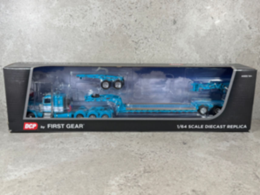 1/64 Peterbilt 389 & Fontaine Magnitude Lowboy w/ Jeep & Stinger Turquoise/White