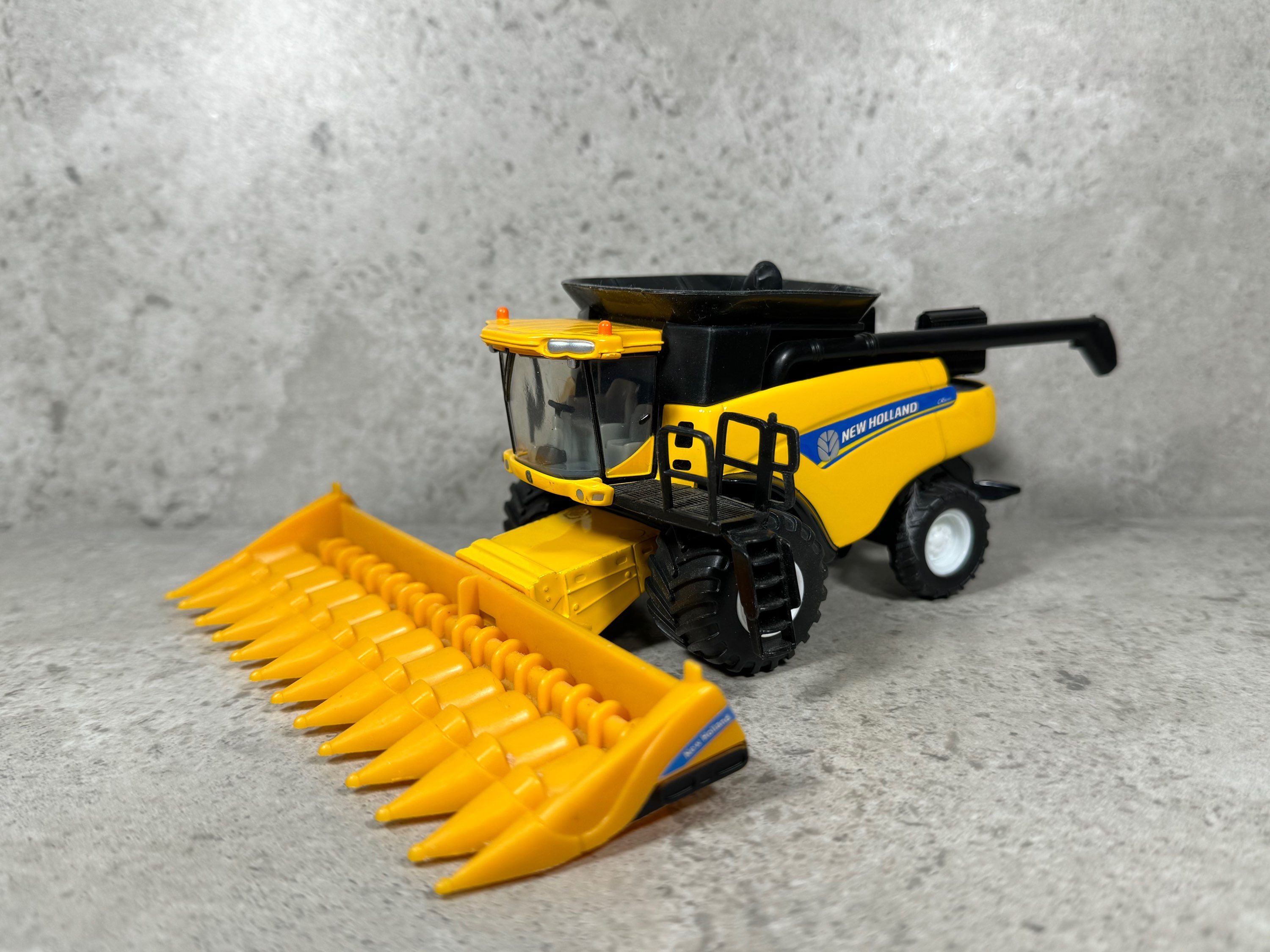 1/64 New Holland CR8090 Combine