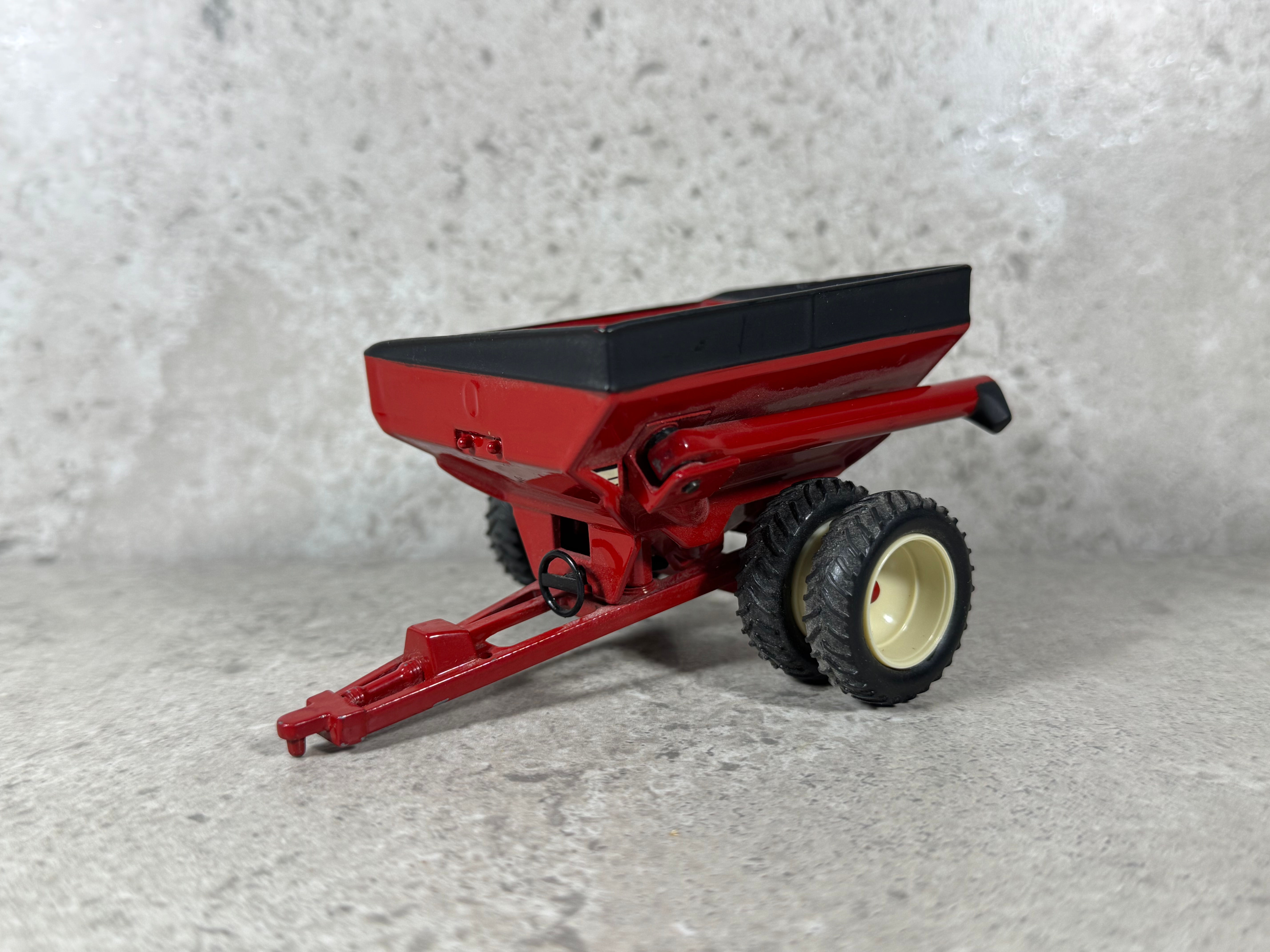 1/64 Brent 674 Grain Cart Red-Missing Ladder