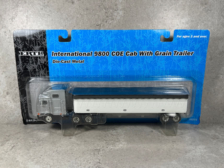 1/64 International 9800 w/ Grain Trailer Silver/White