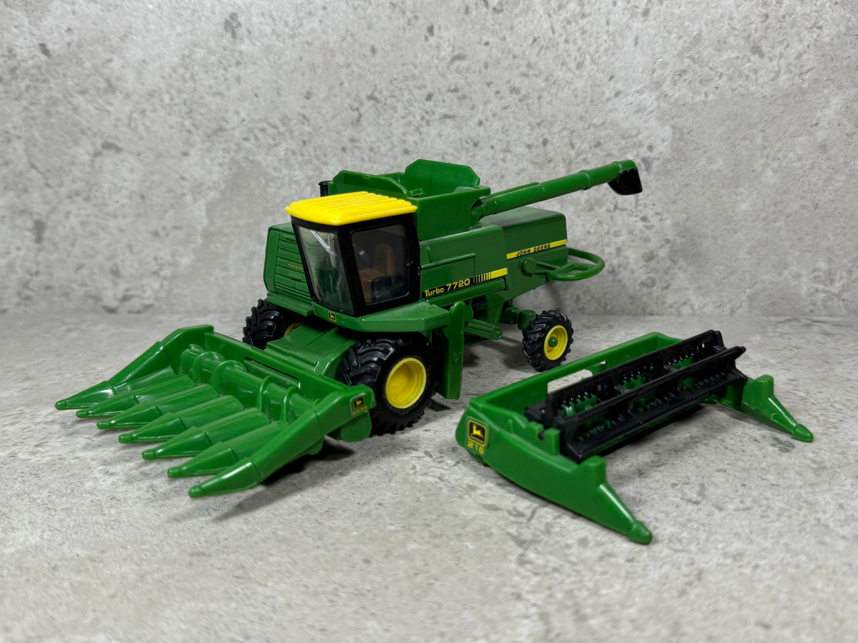 1/64 John Deere 7720 Turbo Combine w/ Corn & Grain Heads