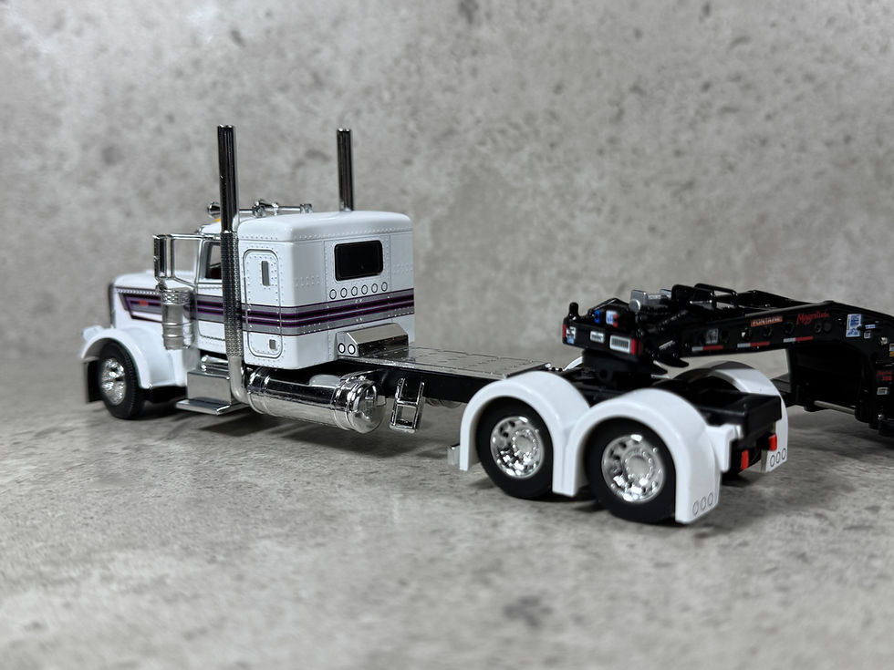 Thumbnail: 1/64 Peterbilt 389 w/ Fontaine Magnitude Lowboy White/Black