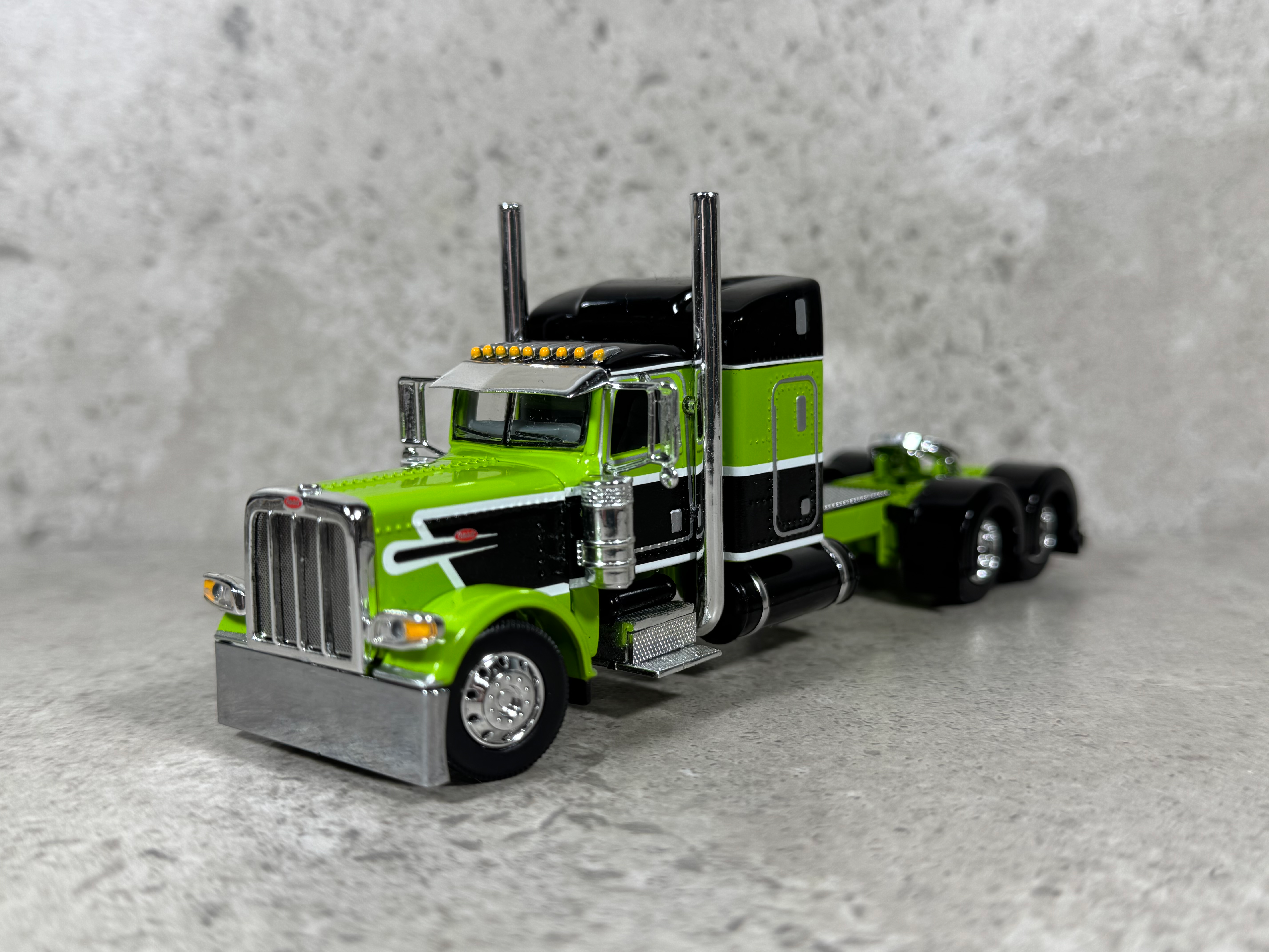 1/64 Peterbilt 389 48” Midroof Sleeper Lime/Black
