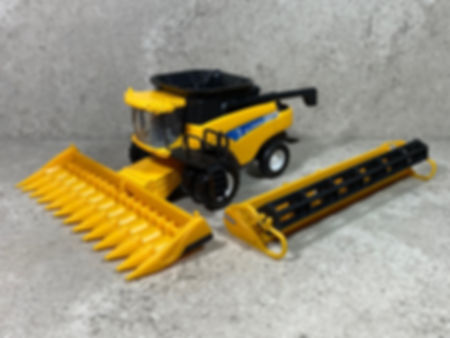 1/64 New Holland CR9070 Combine w/ 2 Heads