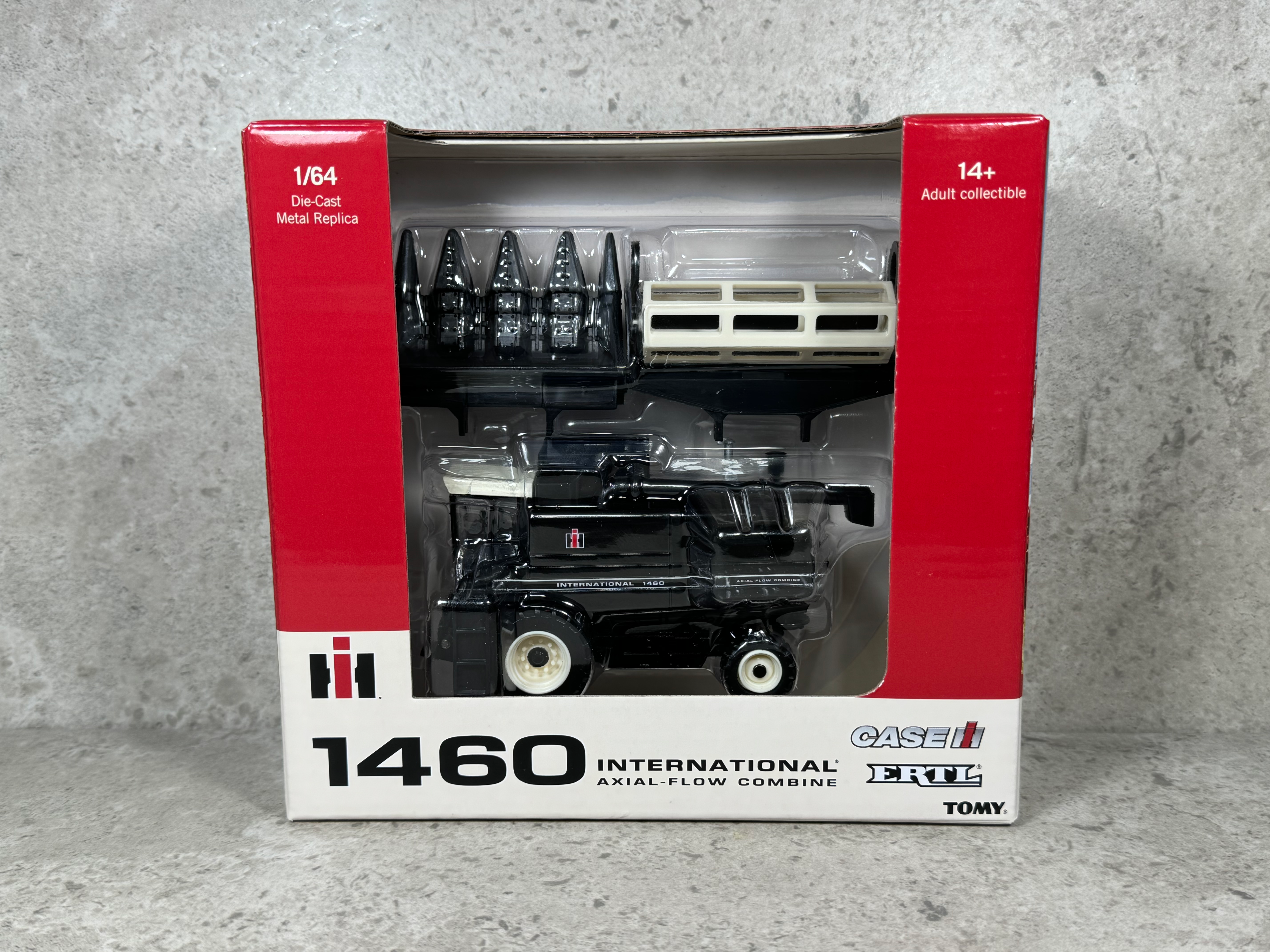 1/64 International 1460 Combine w/ RWA Black Chase Unit
