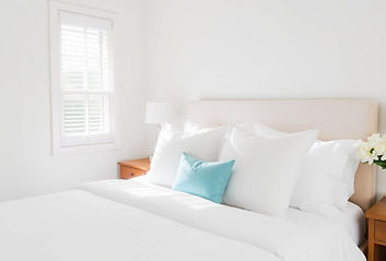 room-bedroom-DxWqYtpg.jpg