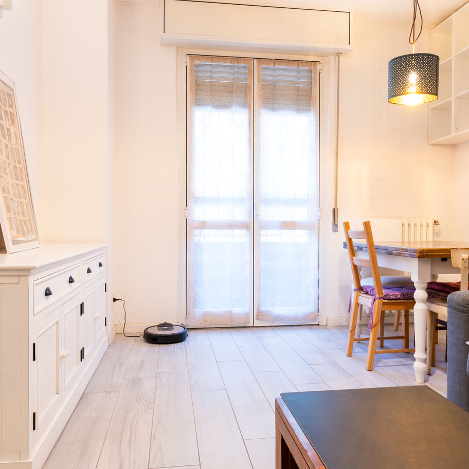 salotto con tavolo da pranzo e finestra