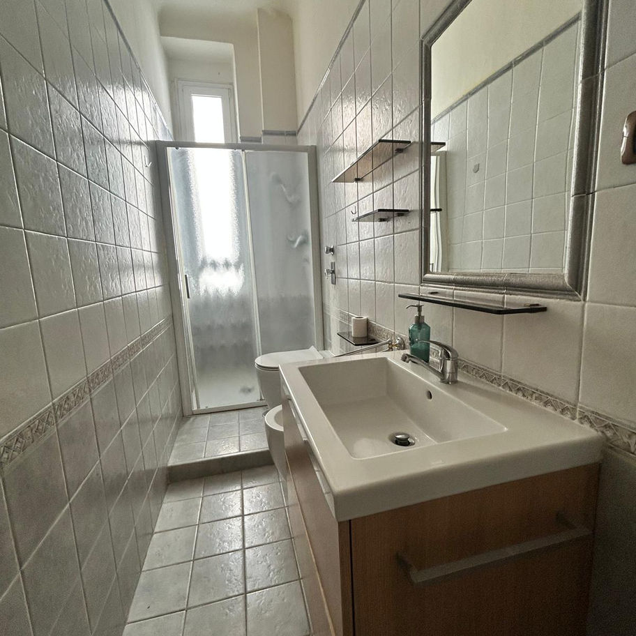 bagno con doccia e mobile bagno