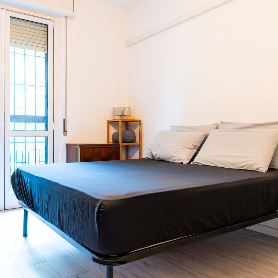 camera matrimoniale con letto e finestra