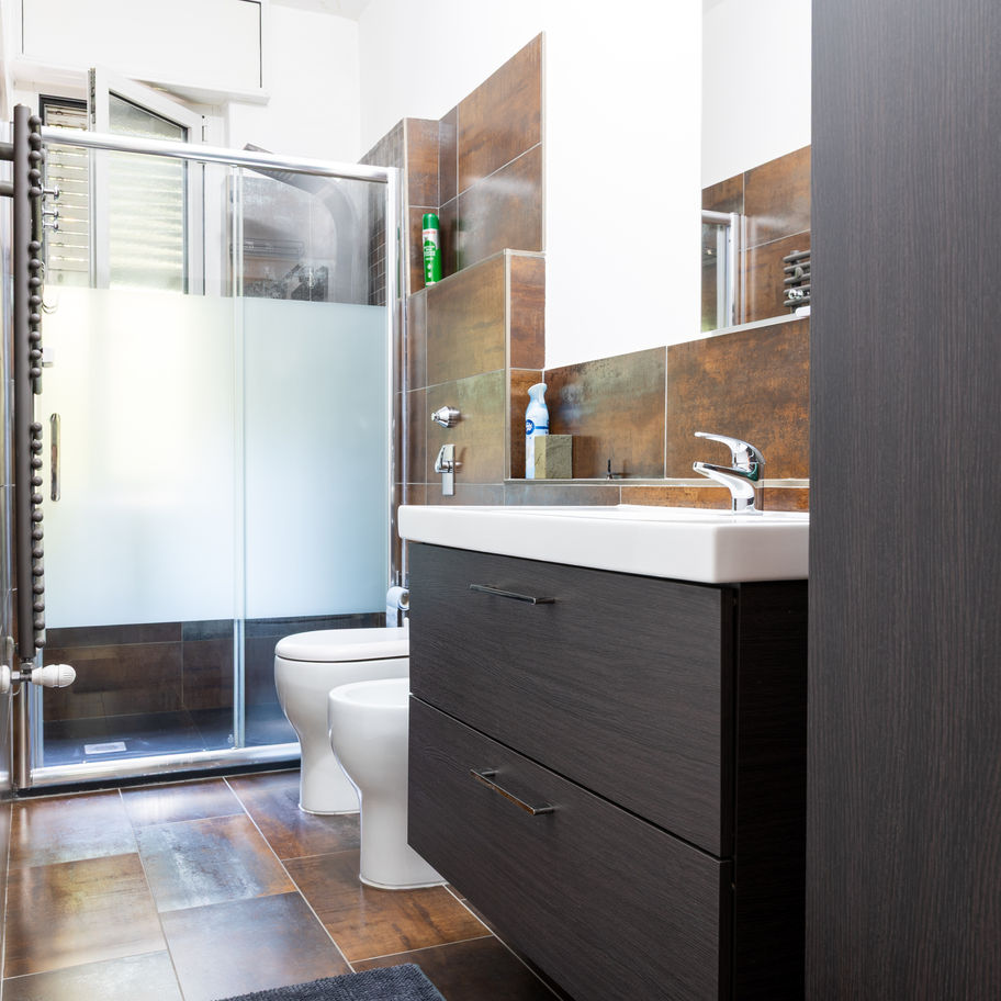 bagno con mobili, sanitari e doccia
