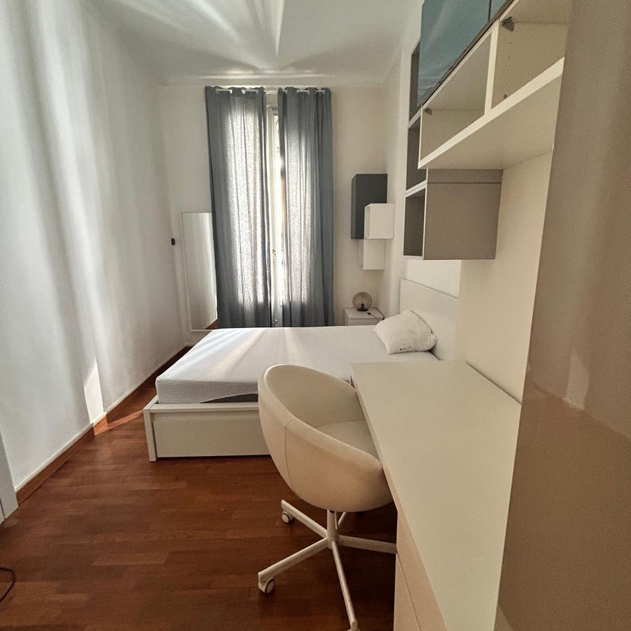 camera matrimoniale con letto e armadio