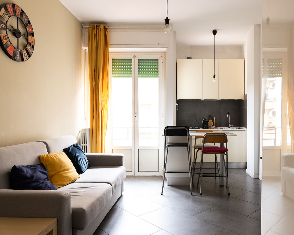 soggiorno con cucina a vista e finestra balcone