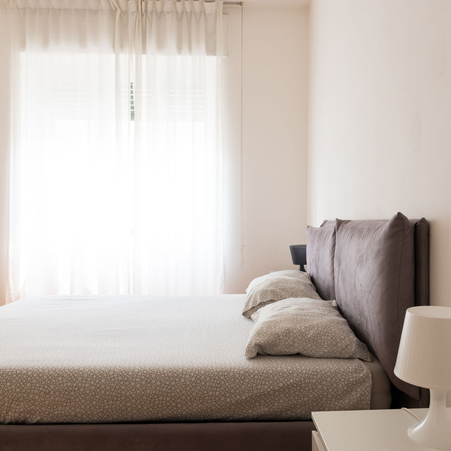 camera matrimoniale con finestra