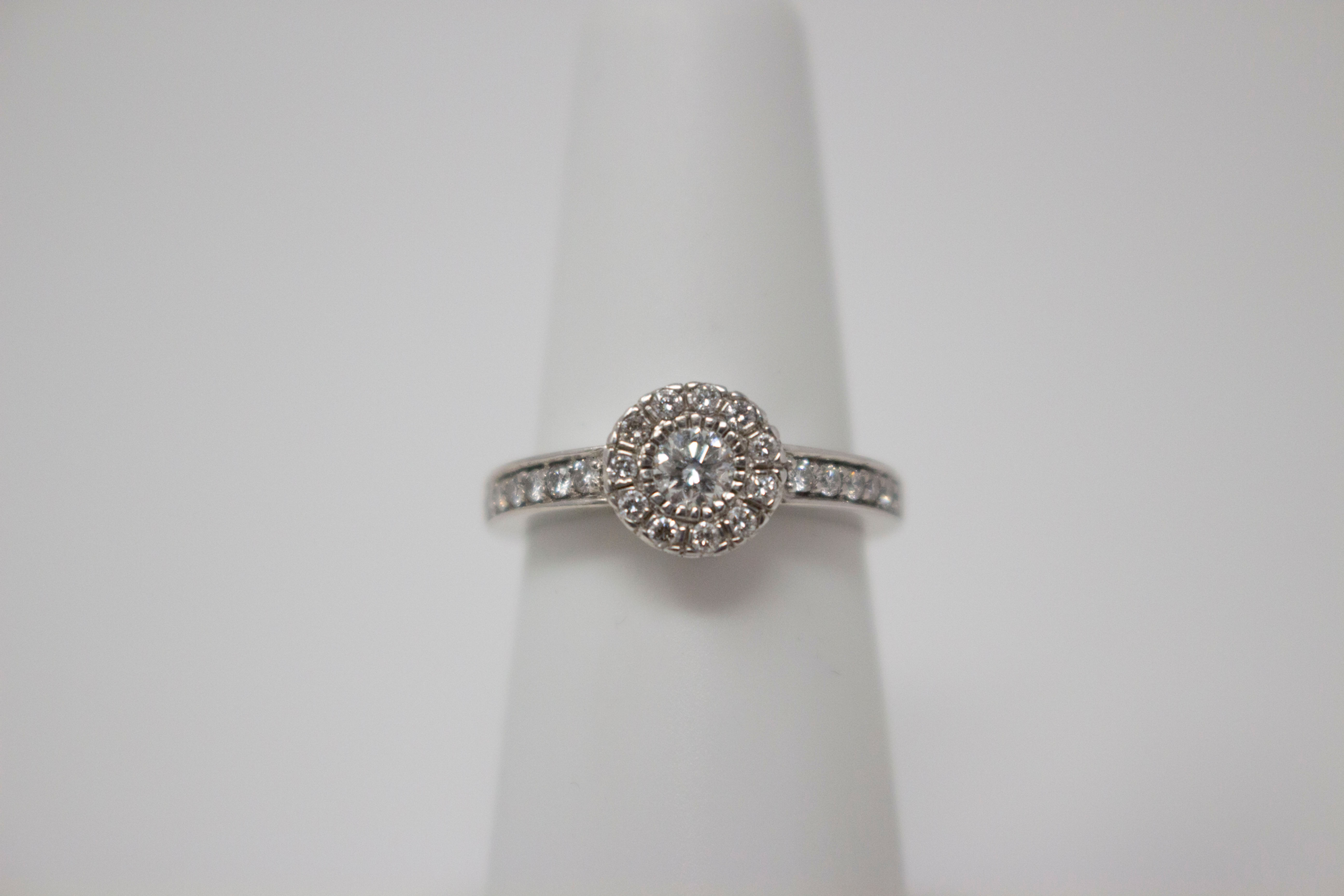 18k White Gold Diamond Engagement Ring
