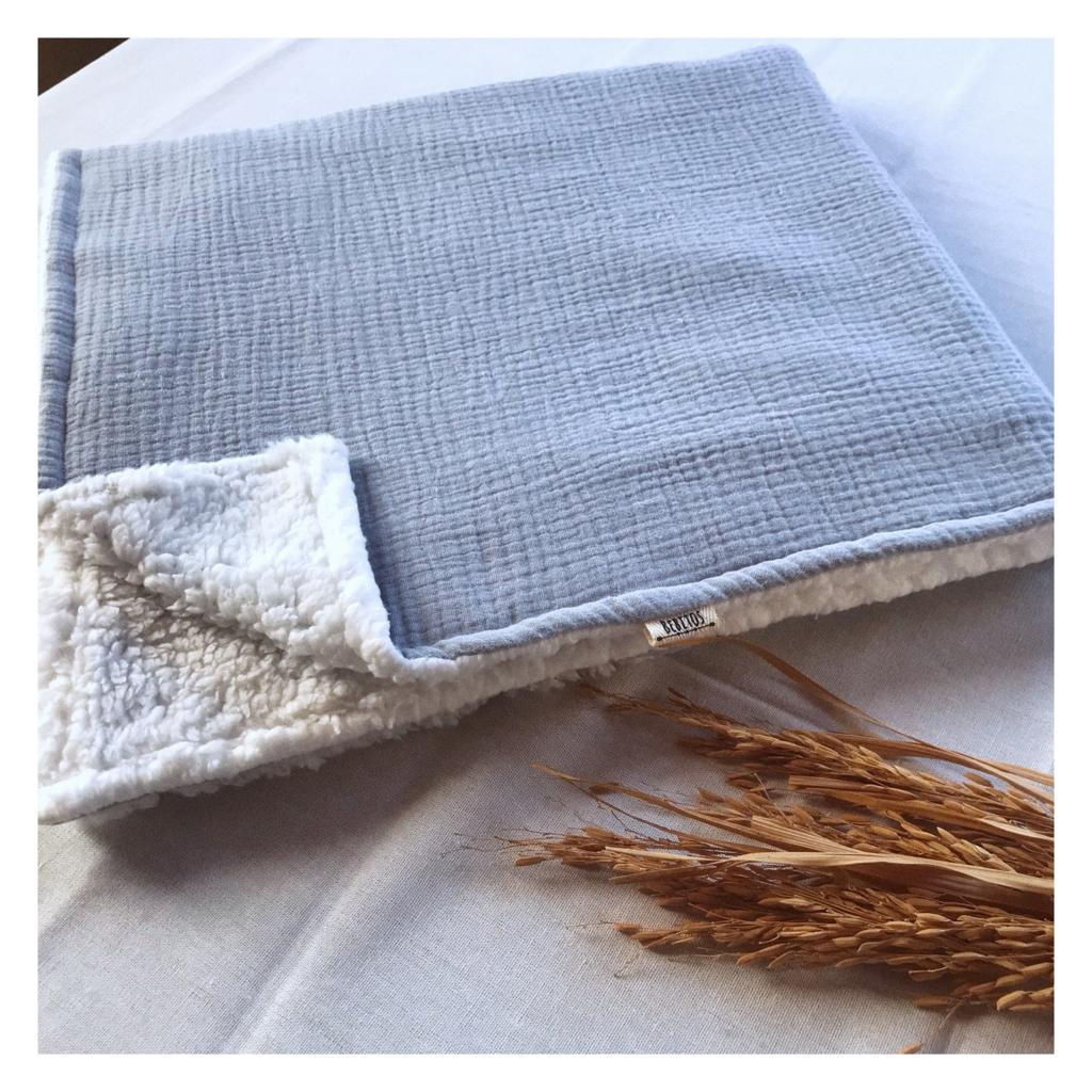 Manta en muselina y corderito