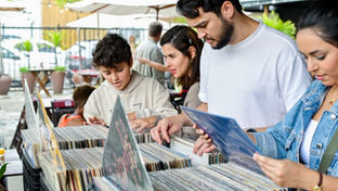 6ª Feira de Vinil reúne colecionadores e amantes da música no Largo do Recreio